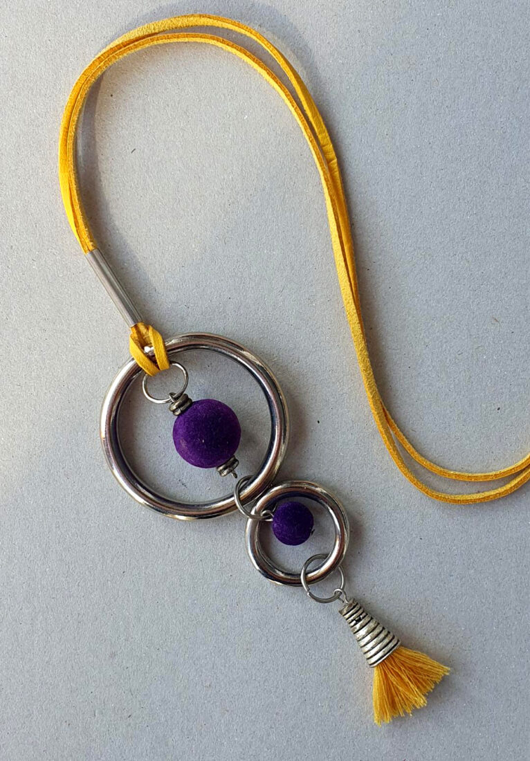 280b_Marija Matijašević-Kraćica_Ogrlica2_ZUTO-LJUBICASTA