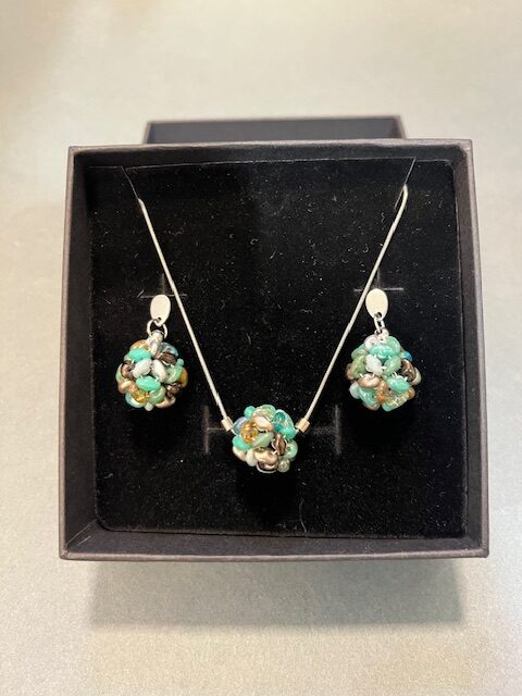 268_Lana Pavlović_Set loptice 2 minđuše i lanac sa priveskom